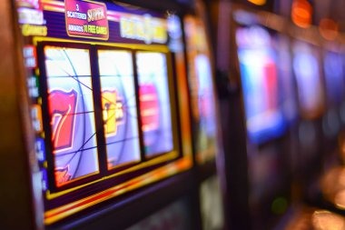 Omaha four-card variant mechanics Omaha poker hand variants